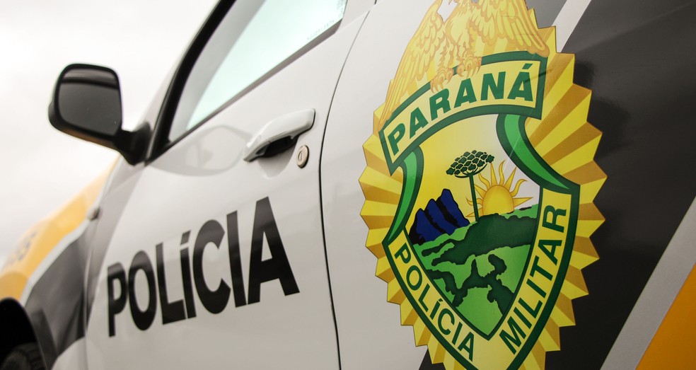 Mulher foi retirada da casa pelos policiais militares. (Foto: Polícia Militar)