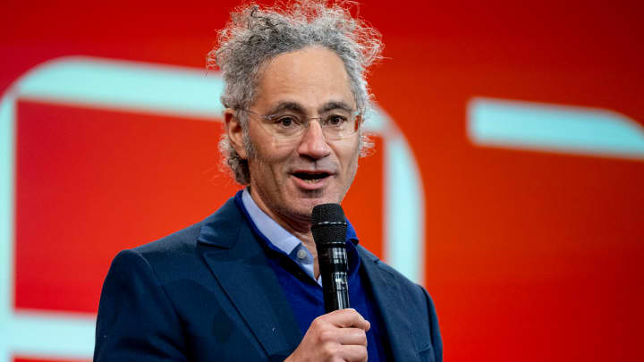 Alex Karp, diretor executivo da Palantir Technologies Inc., fala durante a conferência AIPCon em Palo Alto, Califórnia, EUA, em 13 de março de 2025. (Foto: David Paul Morris | Bloomberg | Getty Images)
