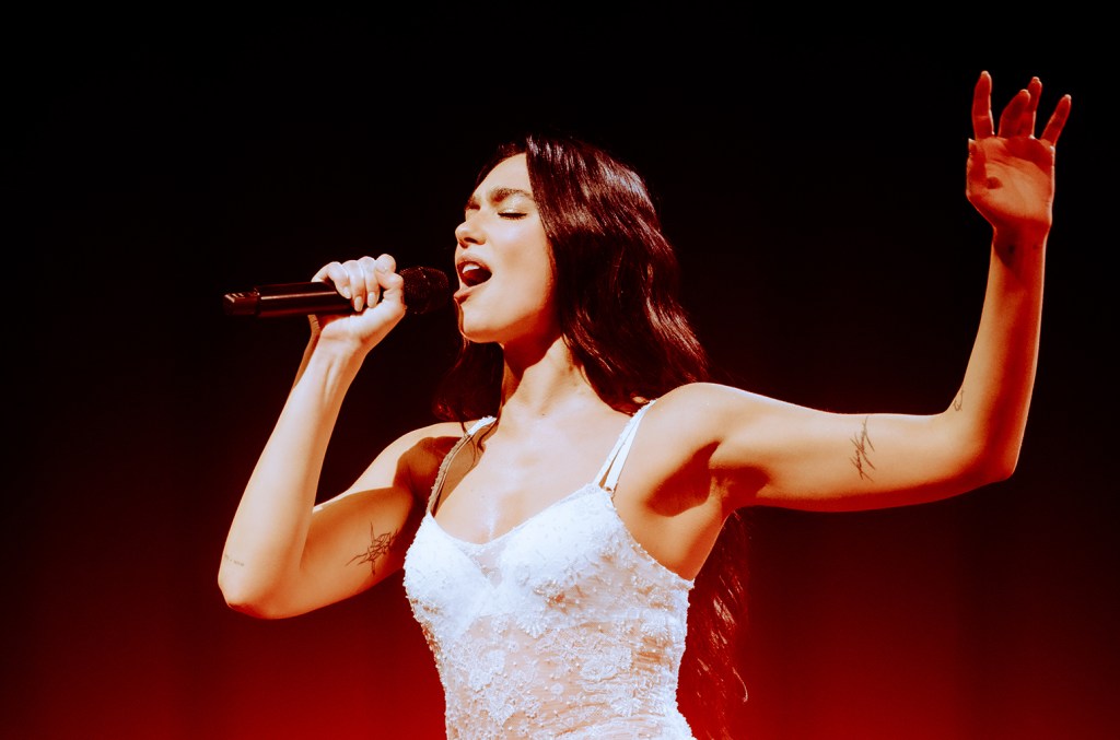 Dua Lipa encanta fãs em Madrid ao cantar 'Héroe' de Enrique Iglesias em espanhol