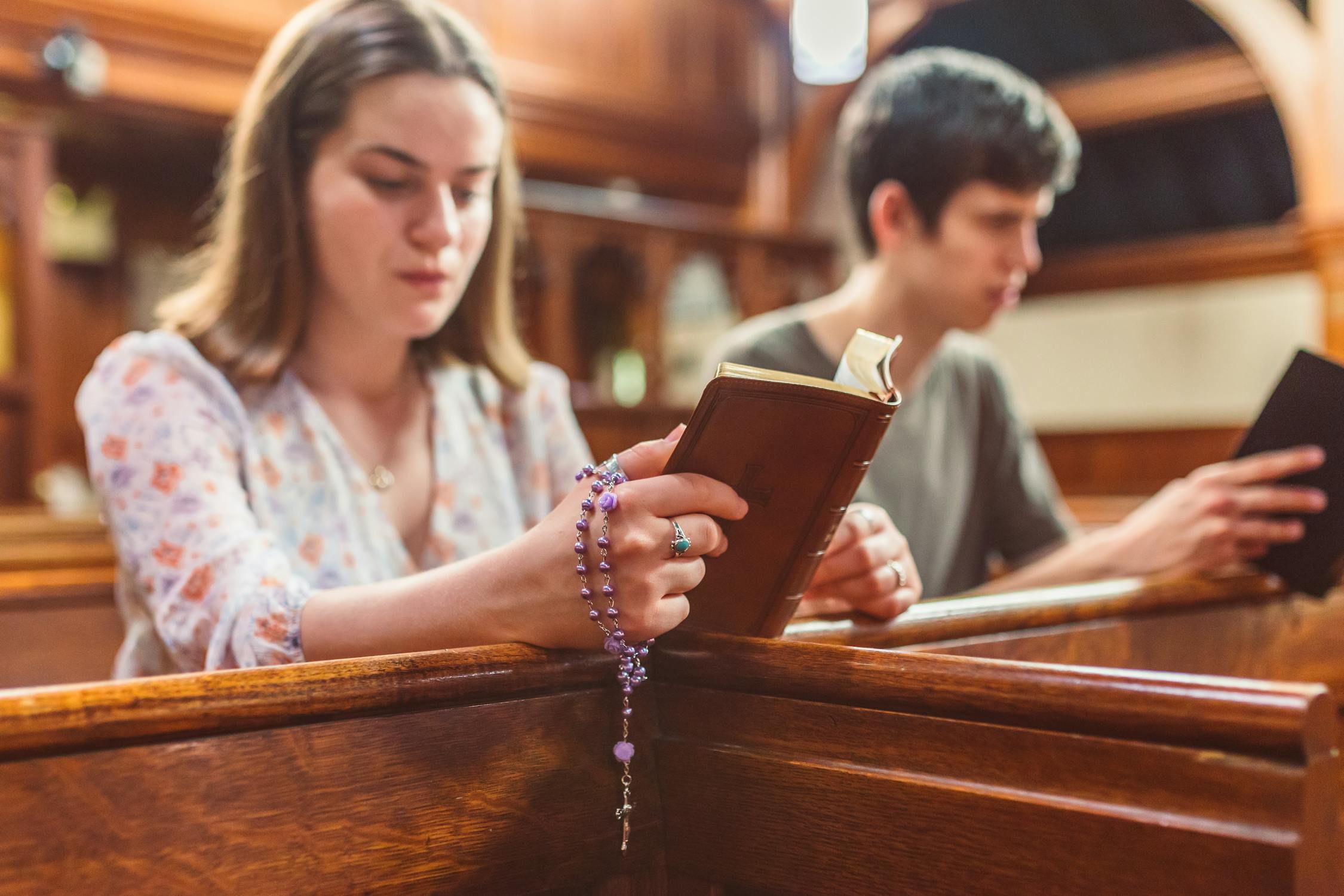 Jovens lendo a Bíblia em Igreja. / Imagem: Reprodução