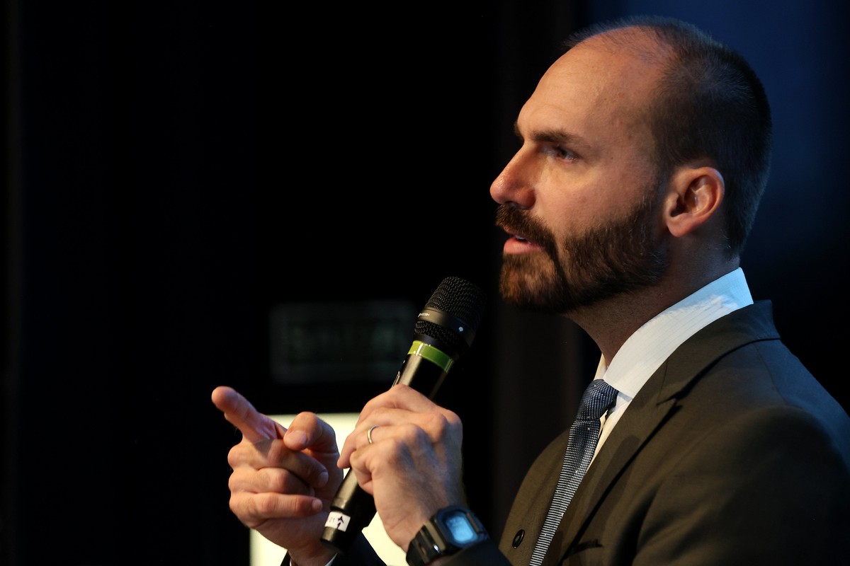 Eduardo Bolsonaro anuncia intenção de renunciar ao mandato atual