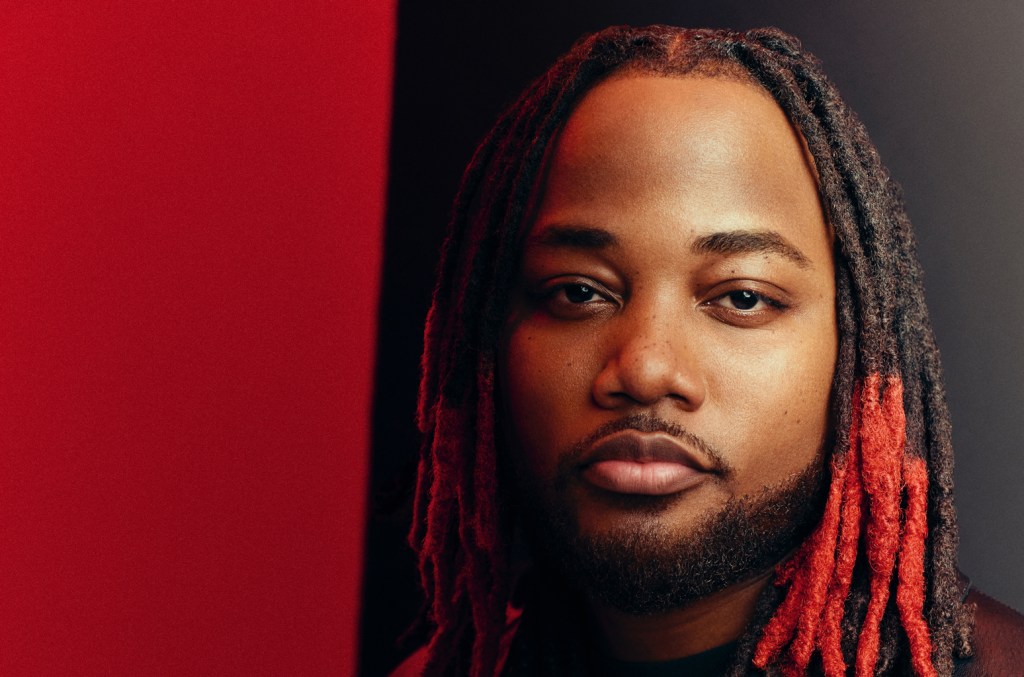 Leon Thomas' "Mutt", com um novo remix de Chris Brown, salta da posição 37 para a 10 na lista Hot R&B/Hip-Hop Songs, sendo o maior ganhador do chart em vendas, rádio e streaming. (Foto: Reprodução)