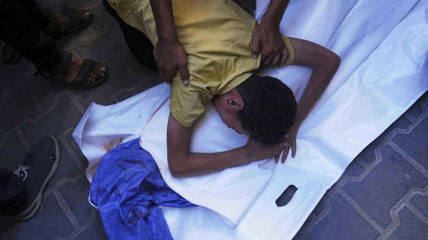 Israel realiza ataques aéreos em Gaza e registra 32 mortes em um único dia