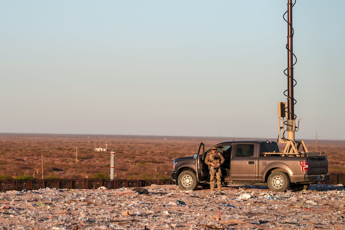 Um soldado do Exército dos Estados Unidos opera um caminhão de vigilância que está usando em um vertedouro de lixo como base na fronteira entre os Estados Unidos e o México. (Foto: Paul Ratje)