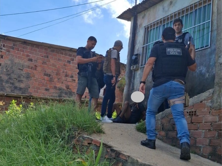 Homem foi preso em área de difícil acesso após cerco, segundo a polícia (Foto: PCPE/Divulgação)
