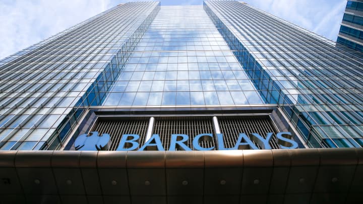 Barclays supera expectativas com lucro no segundo trimestre impulsionado por investimentos
