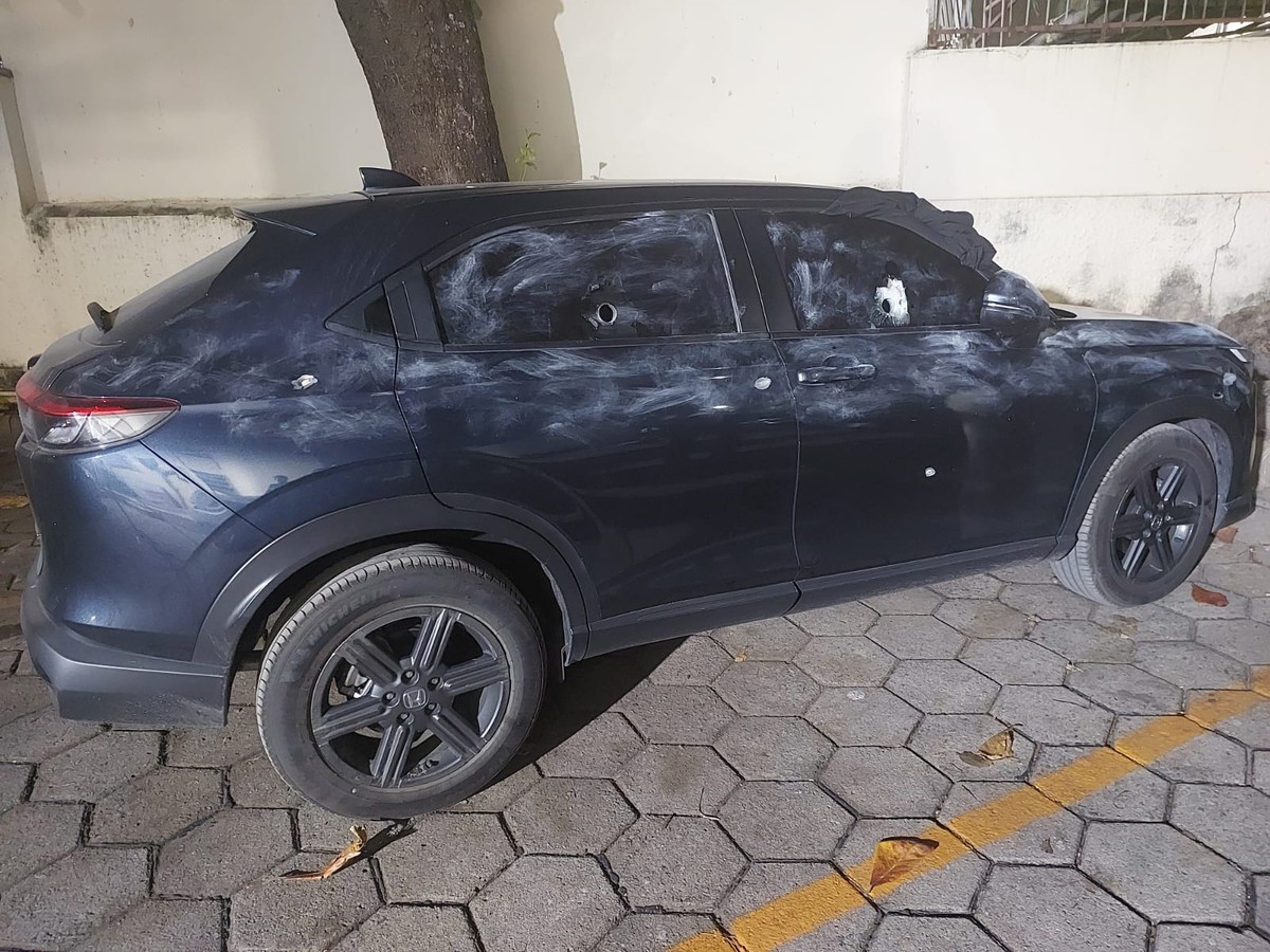 Carro adaptado para tiros revive cena de filme em ataque a bicheiro no Rio
