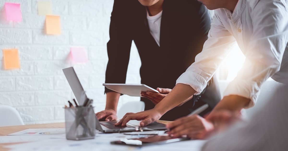 Híbrido e presencial quase empatam, mas o trabalho no escritório ainda é o formato mais adotado pelas empresas. (Foto: Sitthiphong/Adobe Stock)
