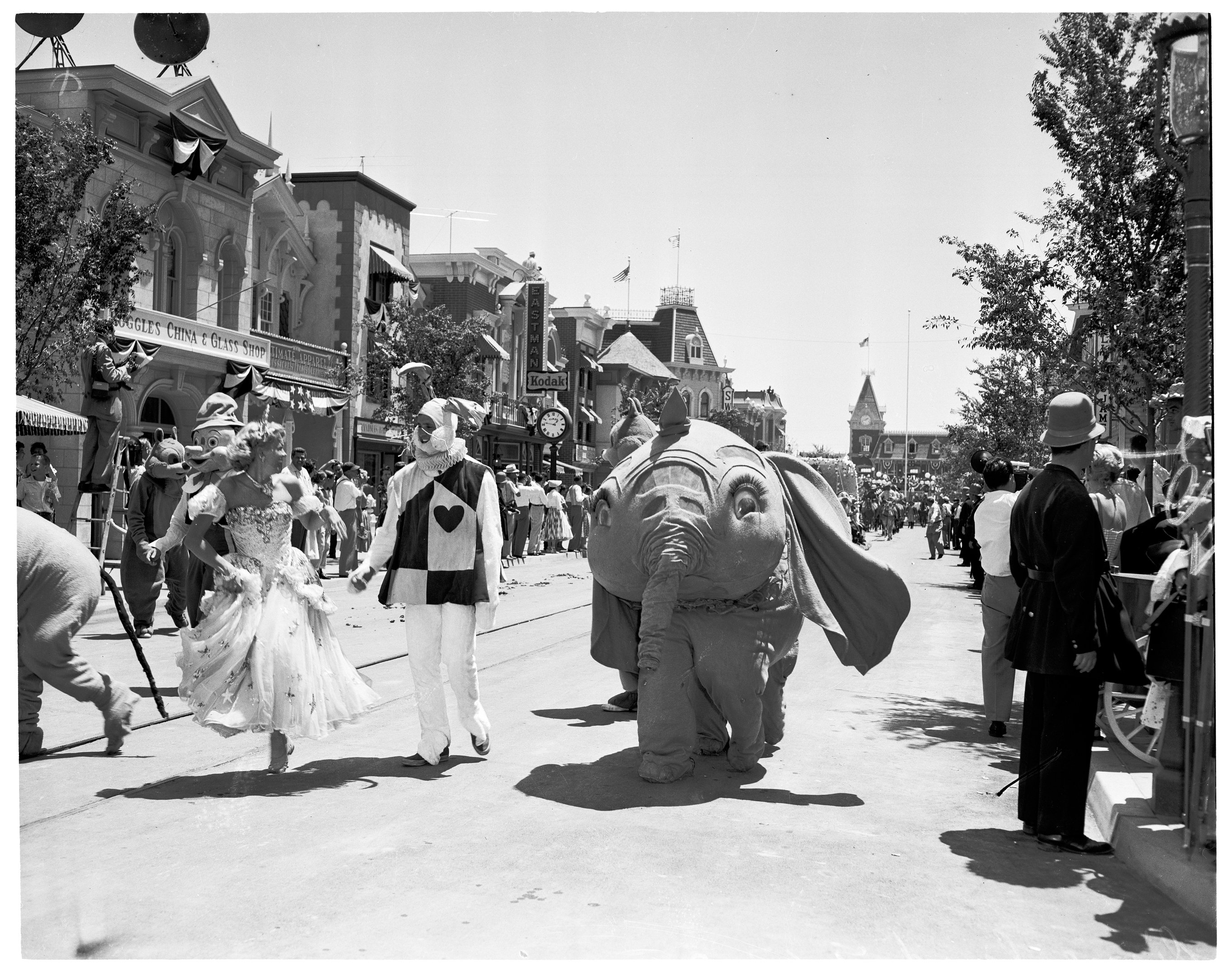 Disneylândia celebra 70 anos e revela presença da Disney em diversos países