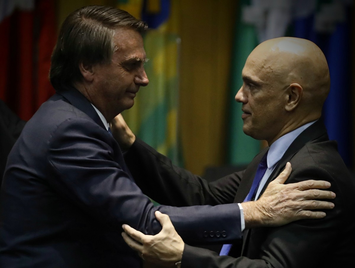 Alexandre de Moraes envia PF à casa de Bolsonaro com três recados importantes
