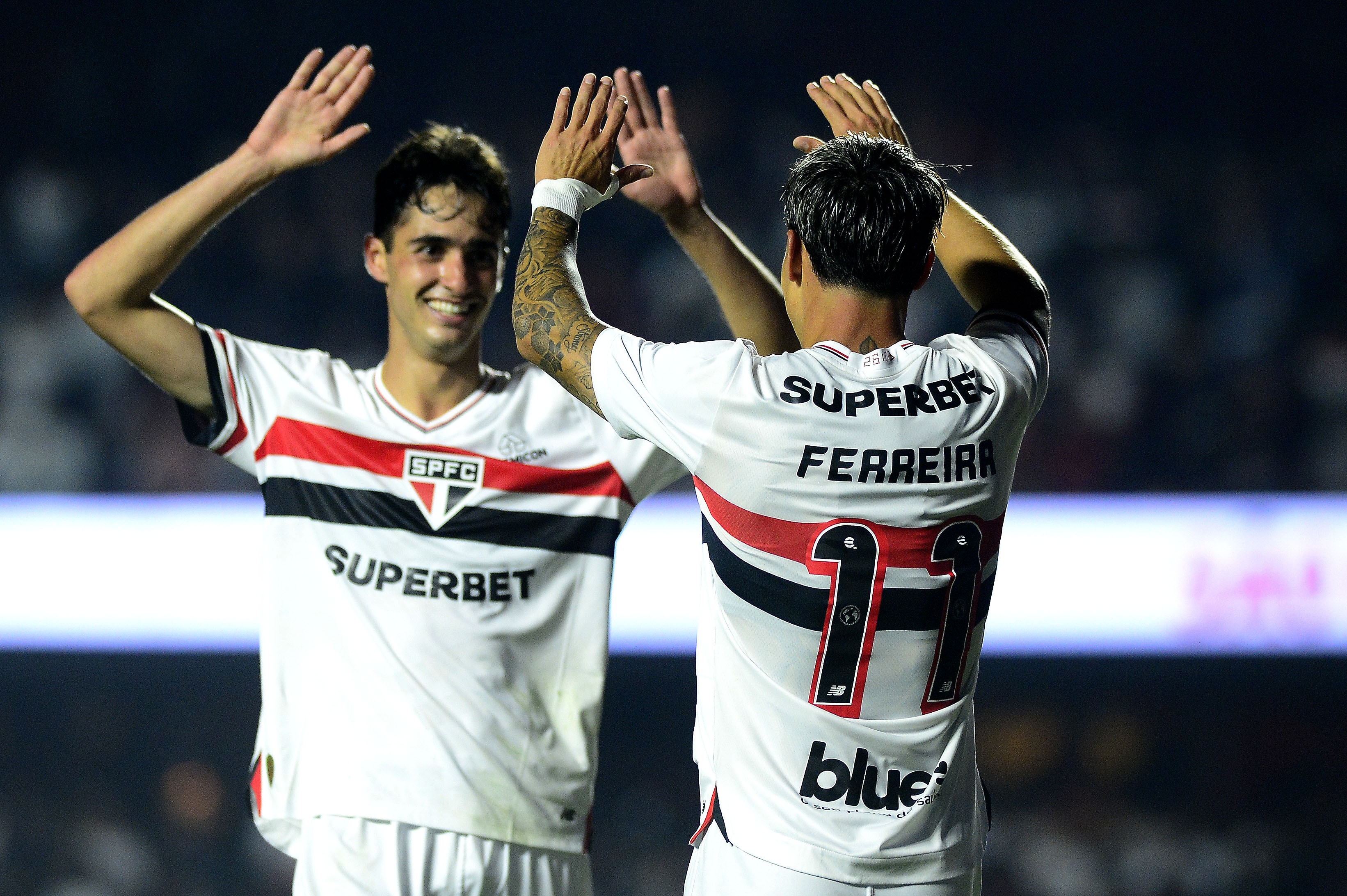 Rodriguinho realiza sonho de Ceni e brilha no São Paulo