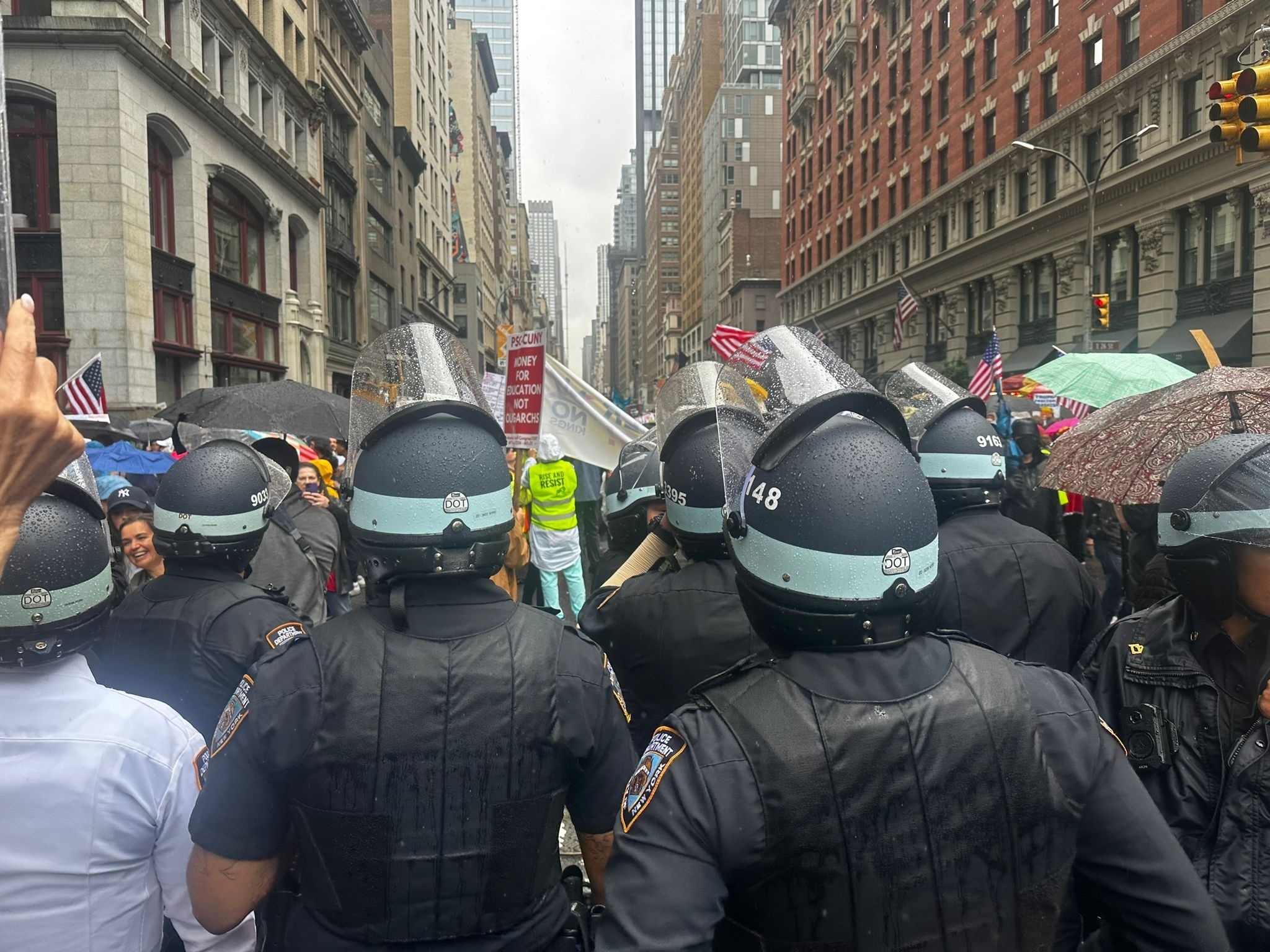 Atos contra Trump se intensificam sob forte policiamento e gritos de 'não temos reis'