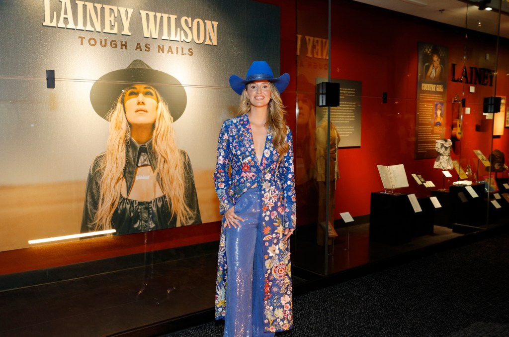Lainey Wilson inaugura exposição no Hall da Fama da Música Country ‘Tough as Nails’