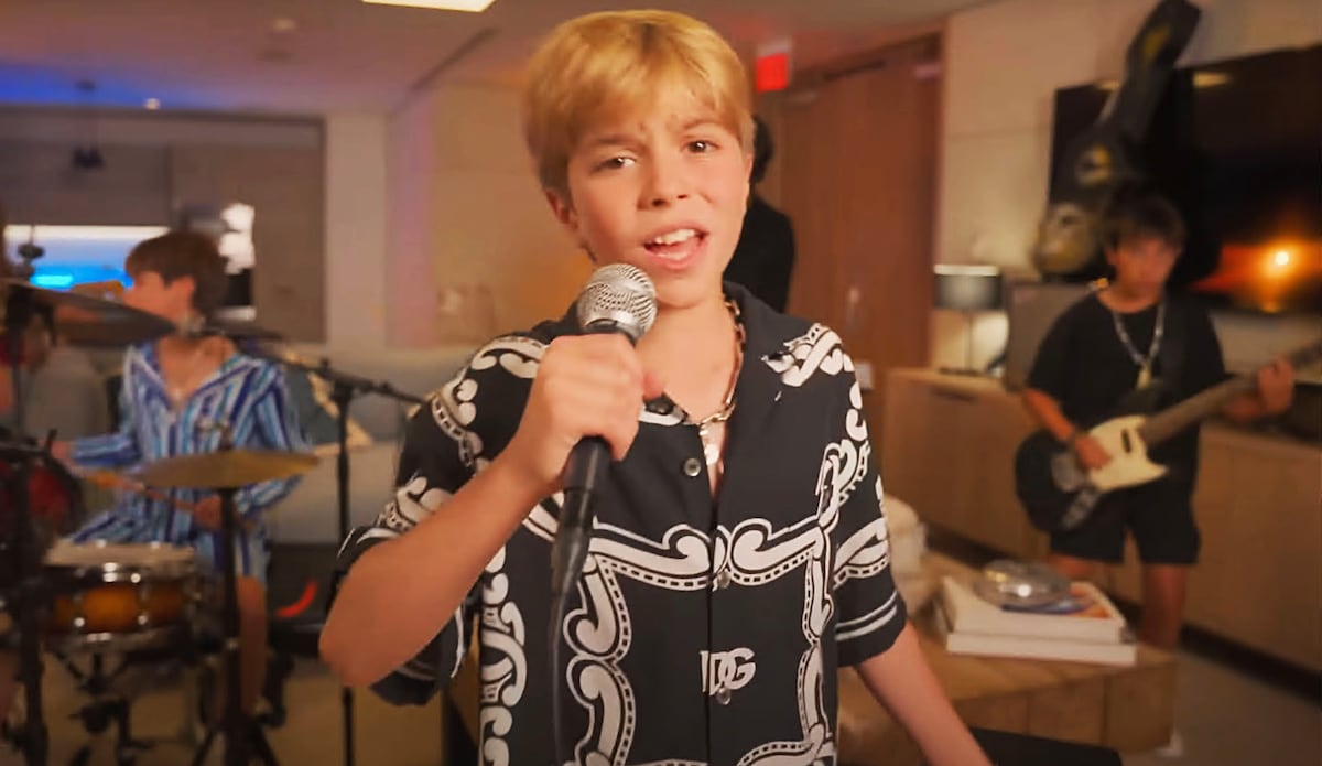 Sasha Piqué no vídeo de 'The One', a canção debut dos filhos de Shakira e Gerard Piqué. (Foto: Reprodução)