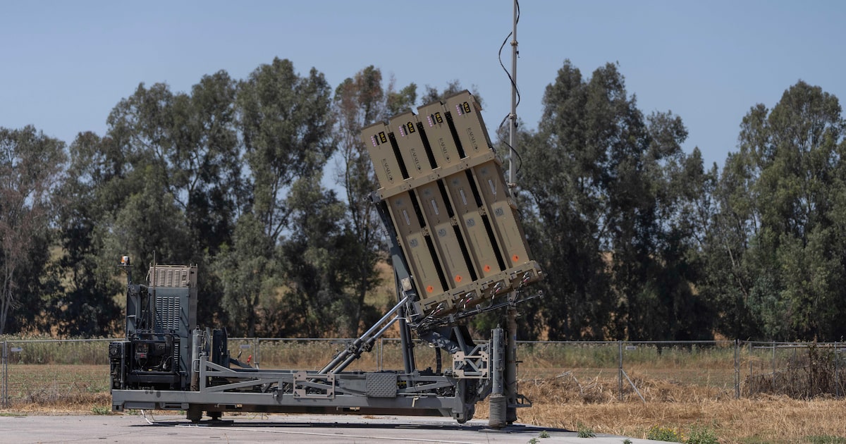 Domo de Ferro israelense em uma base em Sderot, perto da fronteira com a Faixa de Gaza (Foto: Ohad Zwigenberg/AP)
