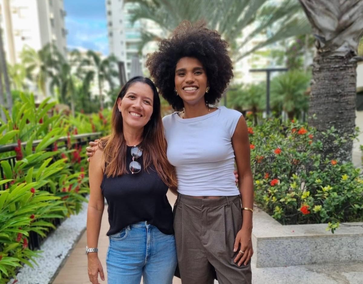 Roberta (à esquerda) recebeu a atriz Mariana Sena (Foto: Divulgação)