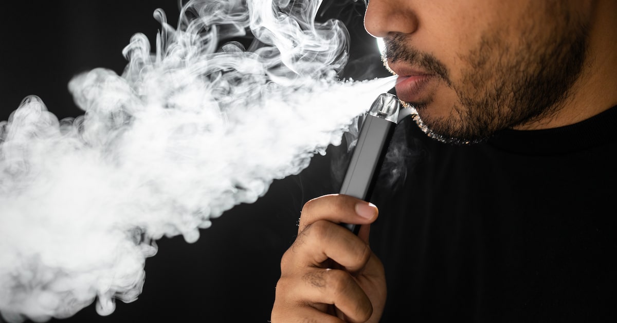 O cigarro eletrônico, ou vape, pode ser até mais prejudicial do que o cigarro comum, indica pesquisa brasileira. (Foto: Chanakon/Adobe Stock)