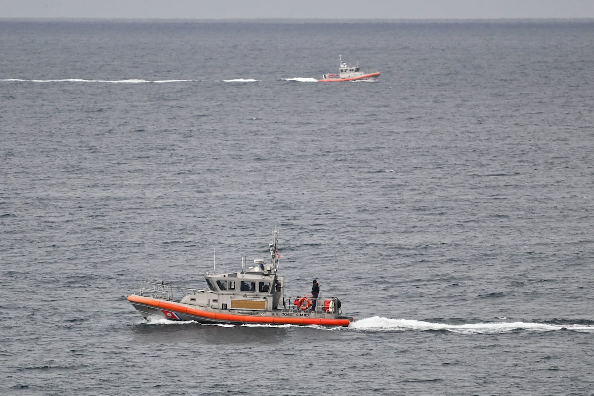 Barcos da Guarda Costeira dos Estados Unidos buscam sobreviventes do naufrágio de uma embarcação com migrantes, este lunes em San Diego, Califórnia. (Foto: Denis Poroy/AP)