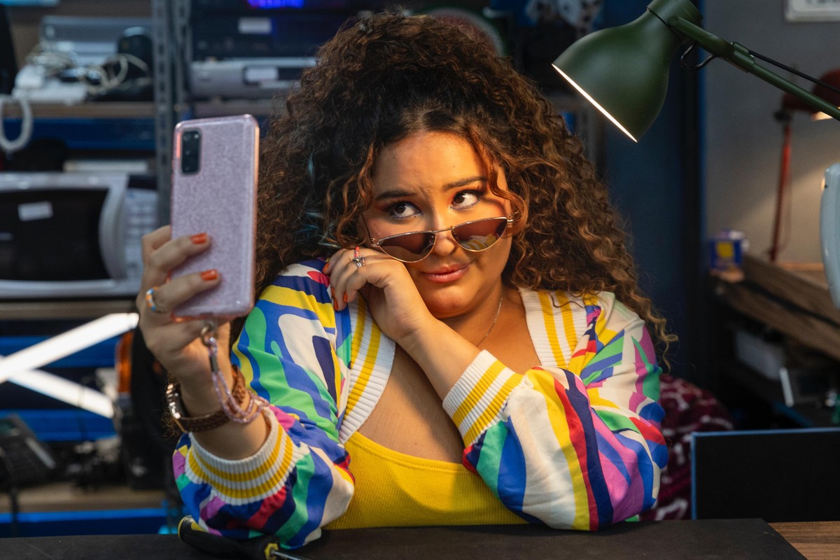 Castorine brilha como influenciadora no novo humorístico 'Volte sempre' do Multishow