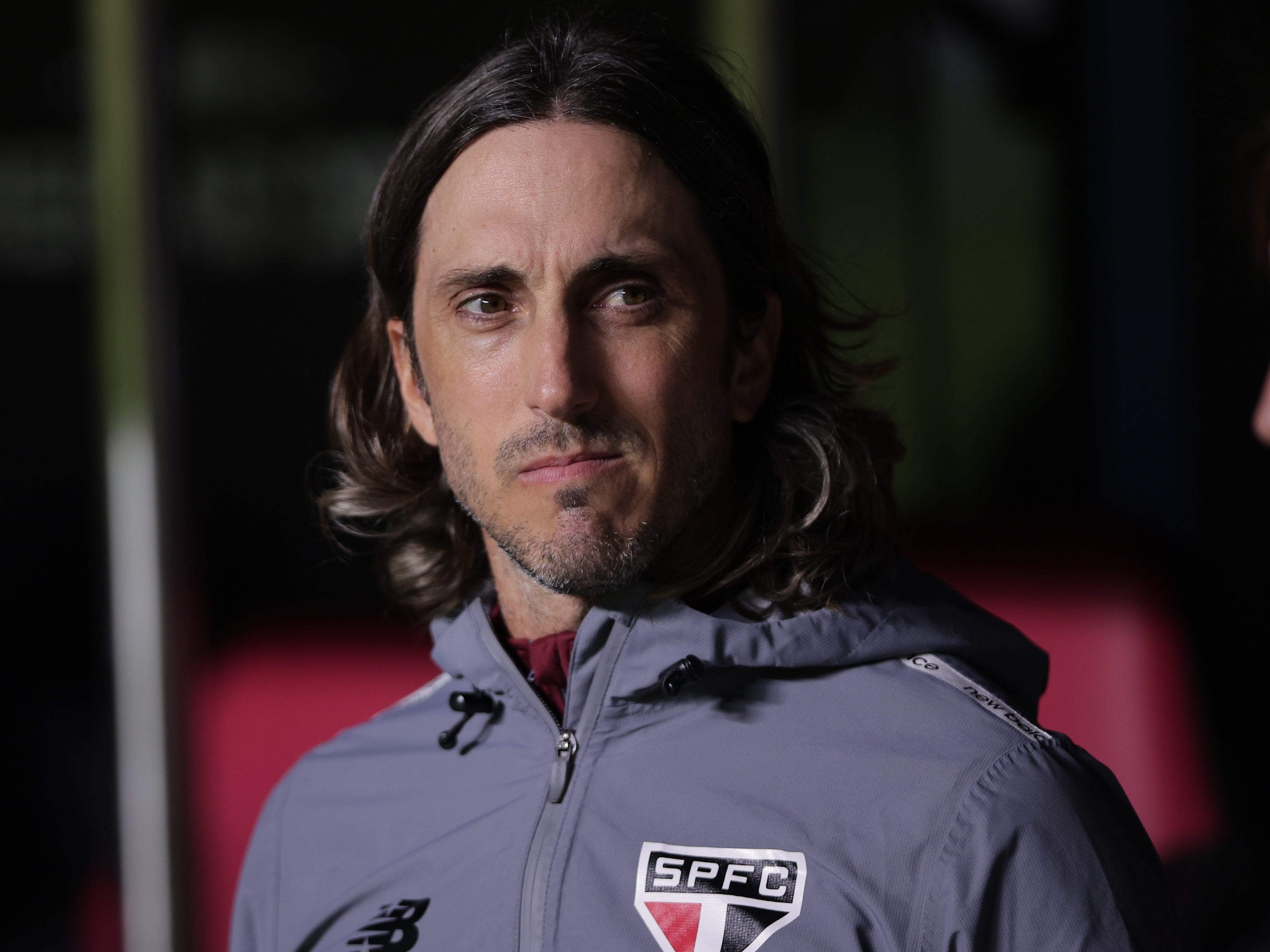 Luis Zubeldía, técnico do São Paulo, ficará suspenso por dois jogos (Foto: Ettore Chiereguini/AGIF)
