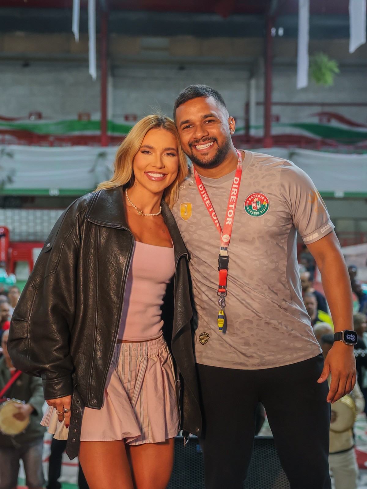 Virginia surpreende ao participar do primeiro ensaio da bateria da Grande Rio