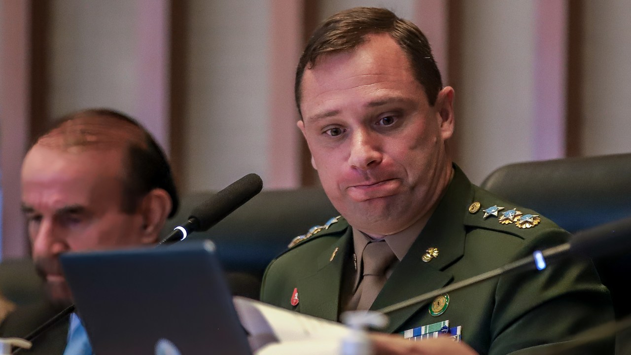 Mauro Cid recebe apelos para deixar o Brasil em meio a crise política