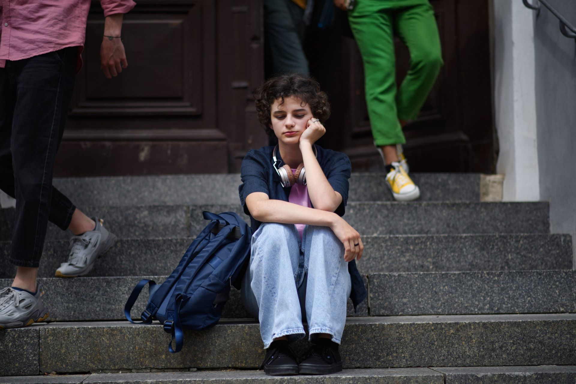 Dados de mais de 200 mil pessoas em 22 países revelam que jovens adultos de 18 a 29 anos estão mais infelizes (Foto: Getty Images)