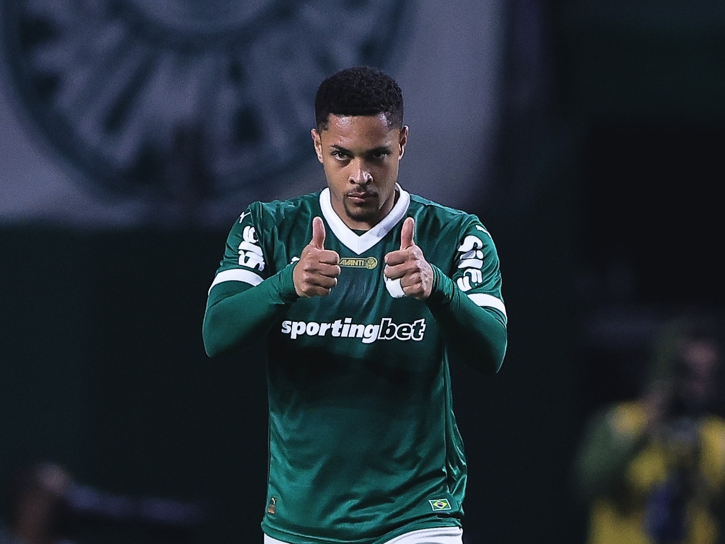 Vitor Roque brilha em campo e recebe elogios de Abel por desempenho destacado