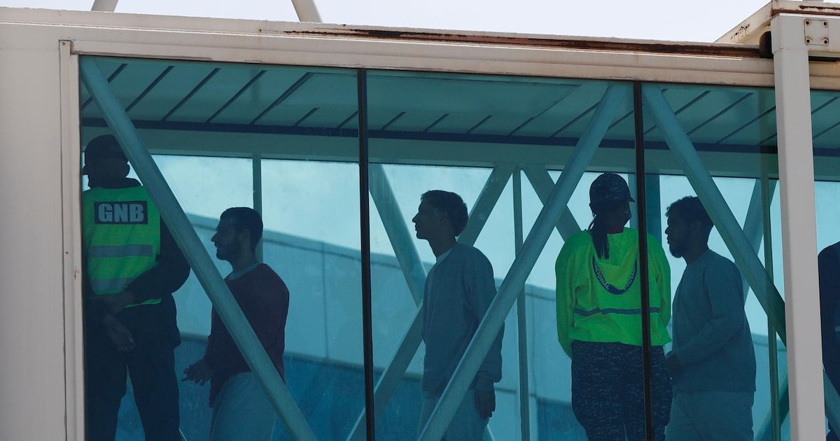 Migrantes venezuelanos deportados dos Estados Unidos chegam a Caracas em 30 de março (Foto: Cristian Hernandez/AP)