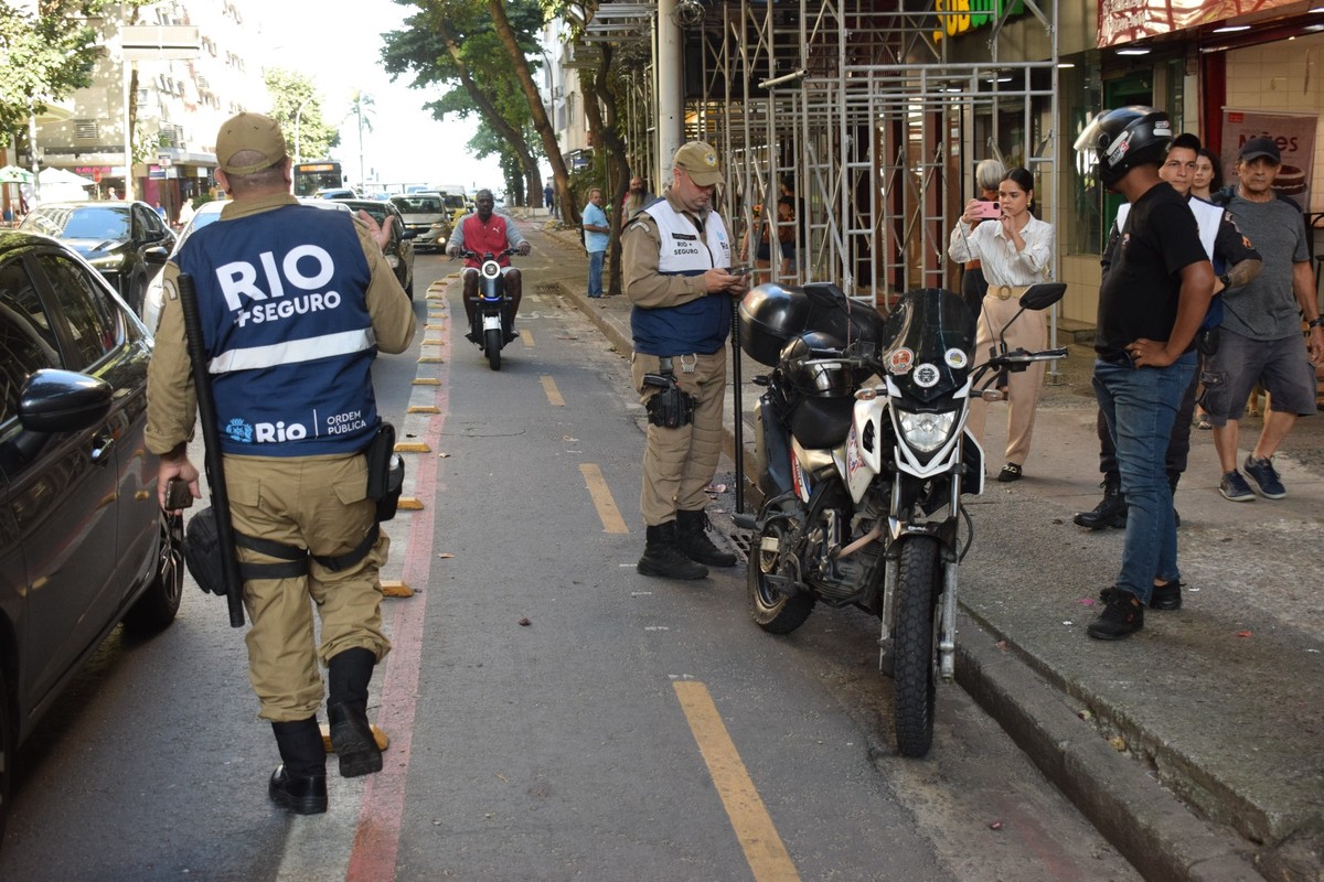 Fiscais da prefeitura atuam nas ciclofaixas de Copacabana (Foto: Divulgação/Seop)