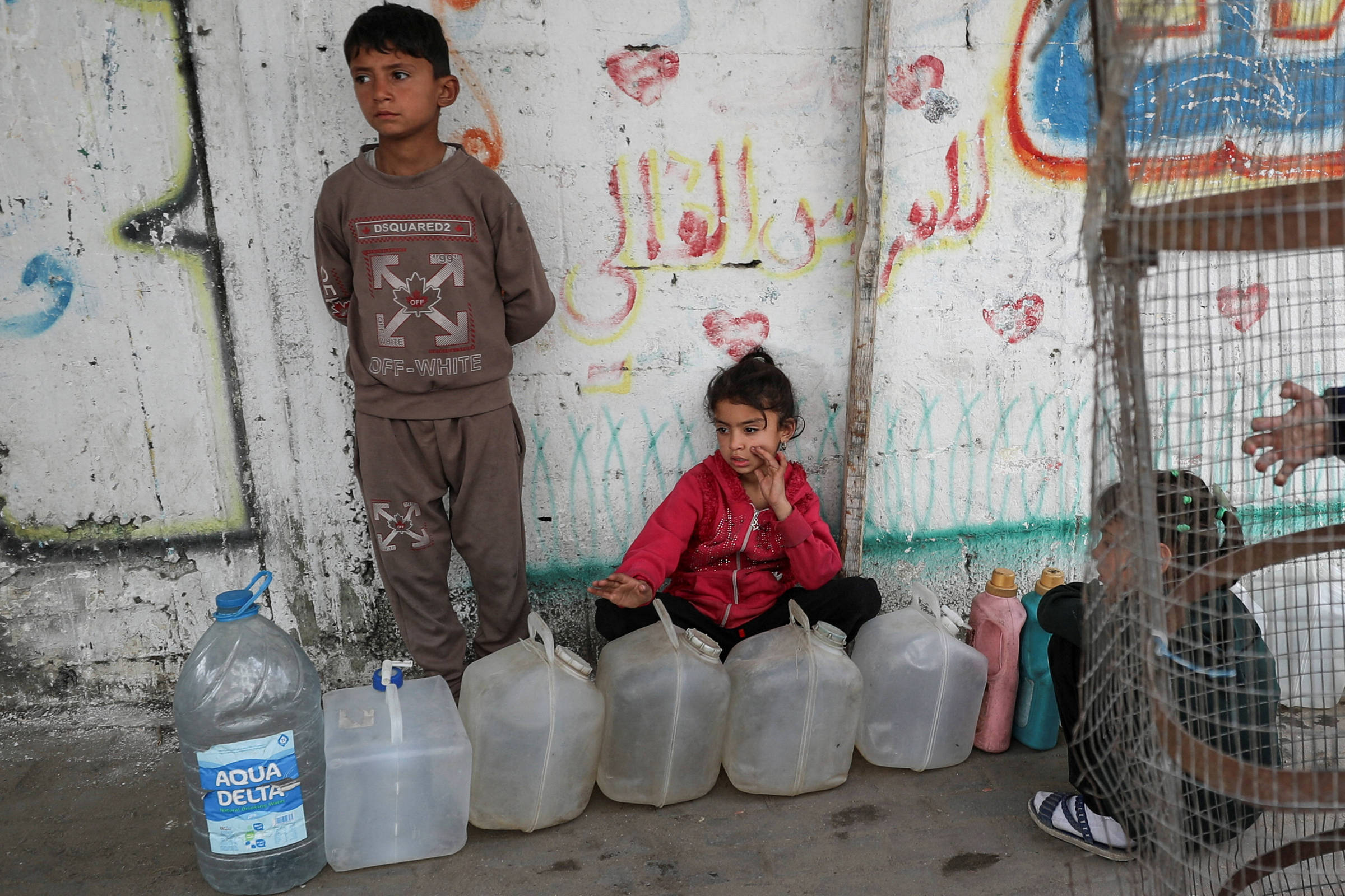 Israel restringe acesso à água potável em Gaza, intensificando crise humanitária na região