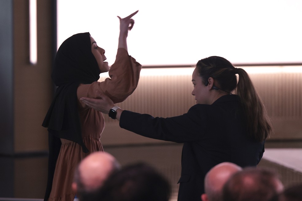 Ibtihal Aboussad, então engenheira de software da Microsoft, protesta durante evento de aniversário de 50 anos da empresa (Foto: AP Photo/Jason Redmond)