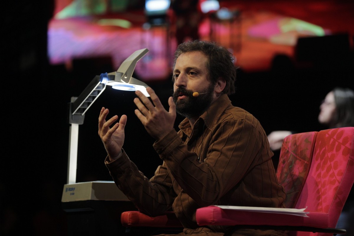Gregório Duvivier faz sucesso com material inédito e humor na Flip