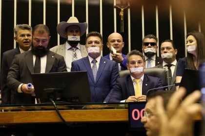 Bolsonaristas pressionam Congresso por anistia a golpistas em vigília no plenário