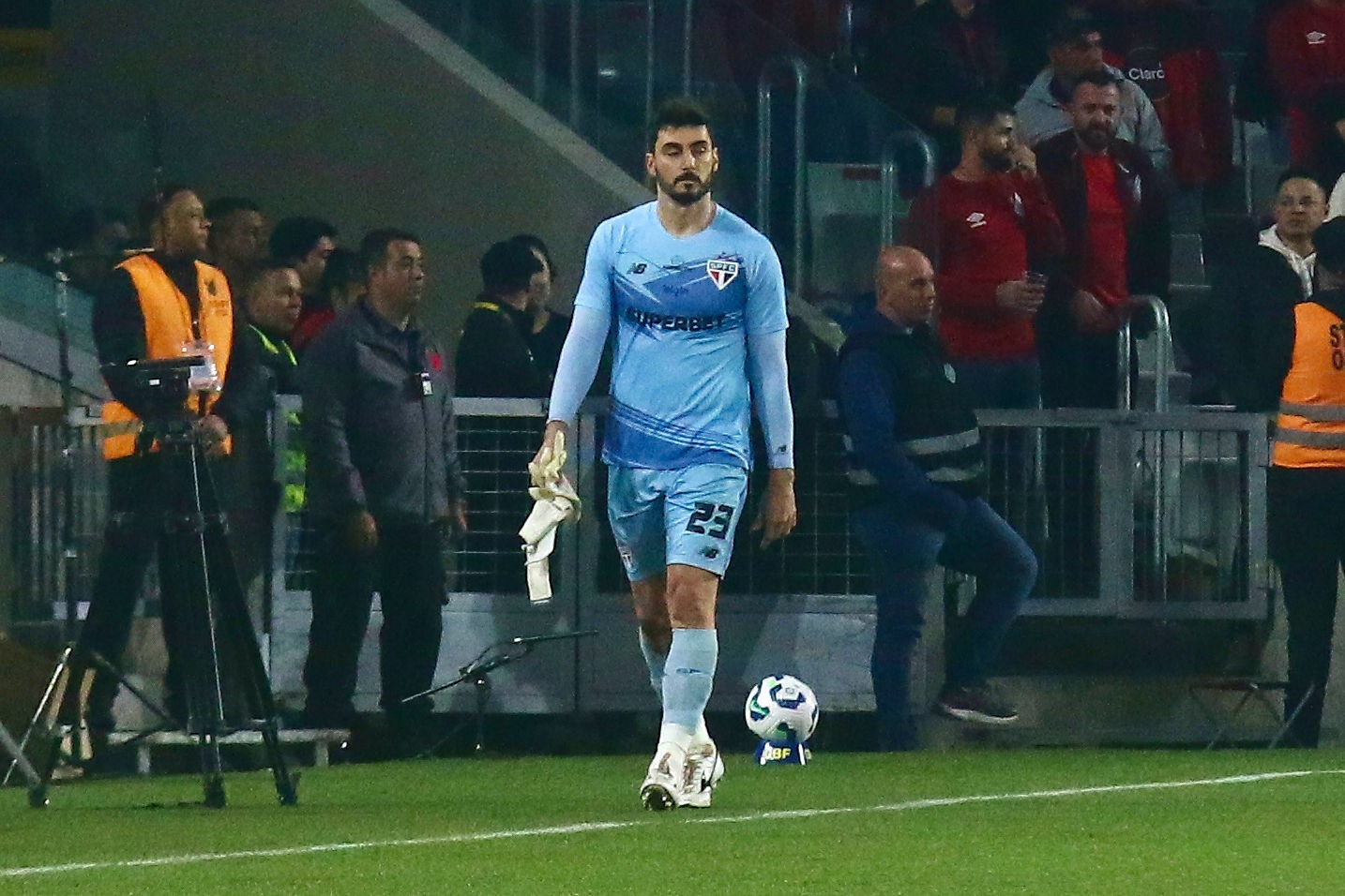 Goleiro é expulso logo no início da partida e gera polêmica em campo