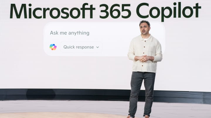 Mustafa Suleyman, diretor executivo de inteligência artificial da Microsoft, fala durante um evento em comemoração ao 50º aniversário da empresa na sede da Microsoft em Redmond, Washington, em 4 de abril de 2025. A Microsoft Corp., determinada a manter sua posição em inteligência artificial, em breve permitirá que os consumidores personalizem o assistente digital Copilot de acordo com suas necessidades. (Foto: David Ryder | Bloomberg | Getty Images)