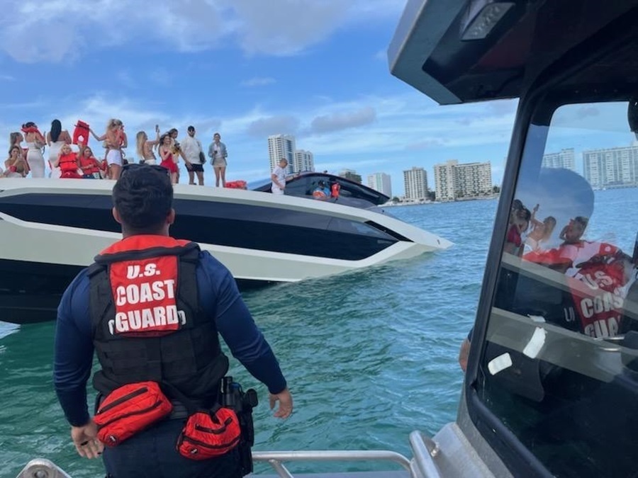 Iate que afundou em Miami Beach, na Flórida (Foto: Divulgação/@USCGSoutheast)