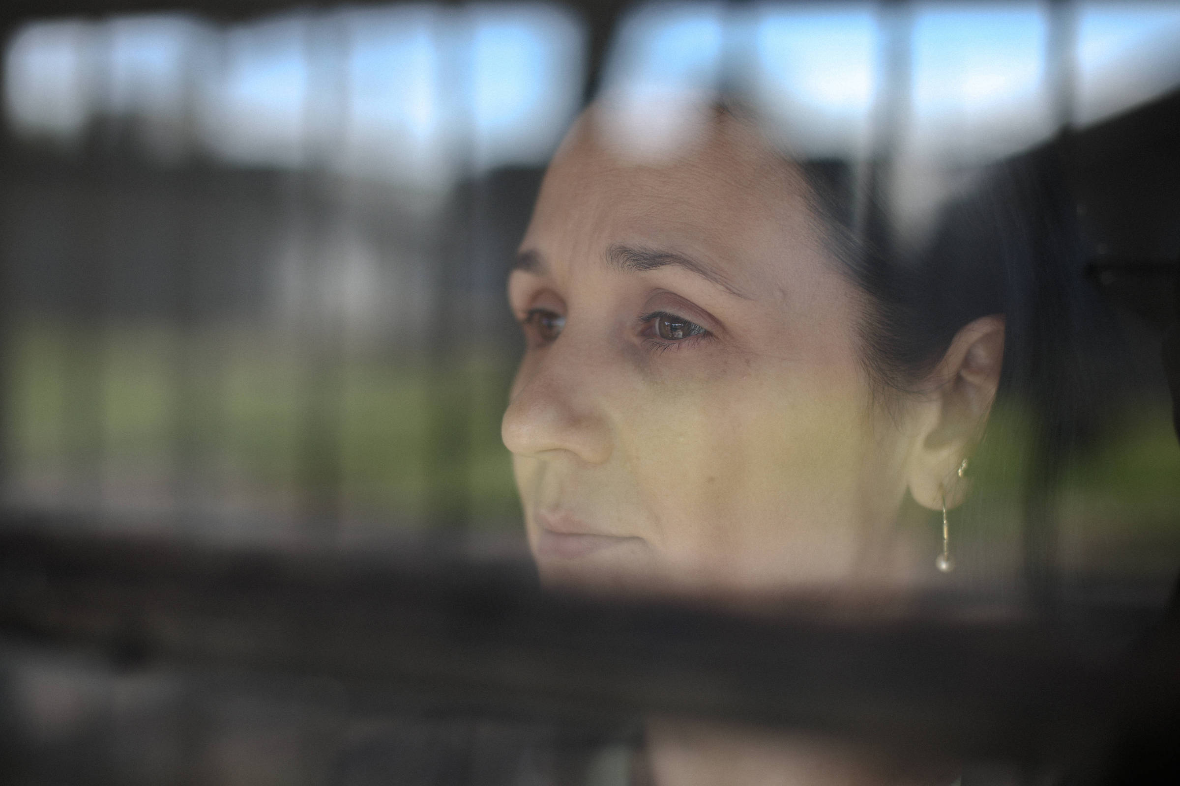 Técnica em enfermagem Suzana Martins de Souza, 43, com o gato da família, repõe aos poucos o que a água levou de sua casa em Eldorado do Sul, na região metropolitana de Porto Alegre. (Foto: Anselmo Cunha /Folhapress)