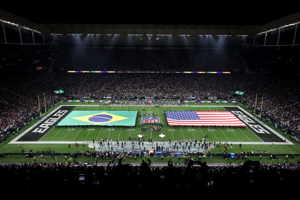 Bandeiras do Brasil e dos Estados Unidos na Neo Química Arena durante o jogo entre Packers e Eagles (Foto: Wagner Meier/Getty Images)