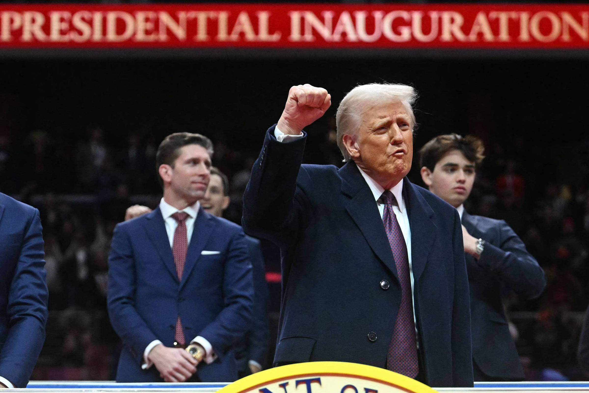 Donald Trump gesticula durante evento da posse da gestão republicana (Foto: Jim Watson/AFP)