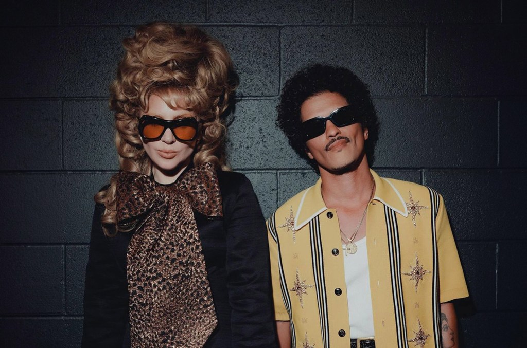 Lady Gaga e Bruno Mars, com a música “Die With a Smile”, alcançam a 16ª semana no primeiro lugar da parada Billboard Global 200. (Foto: Reprodução)