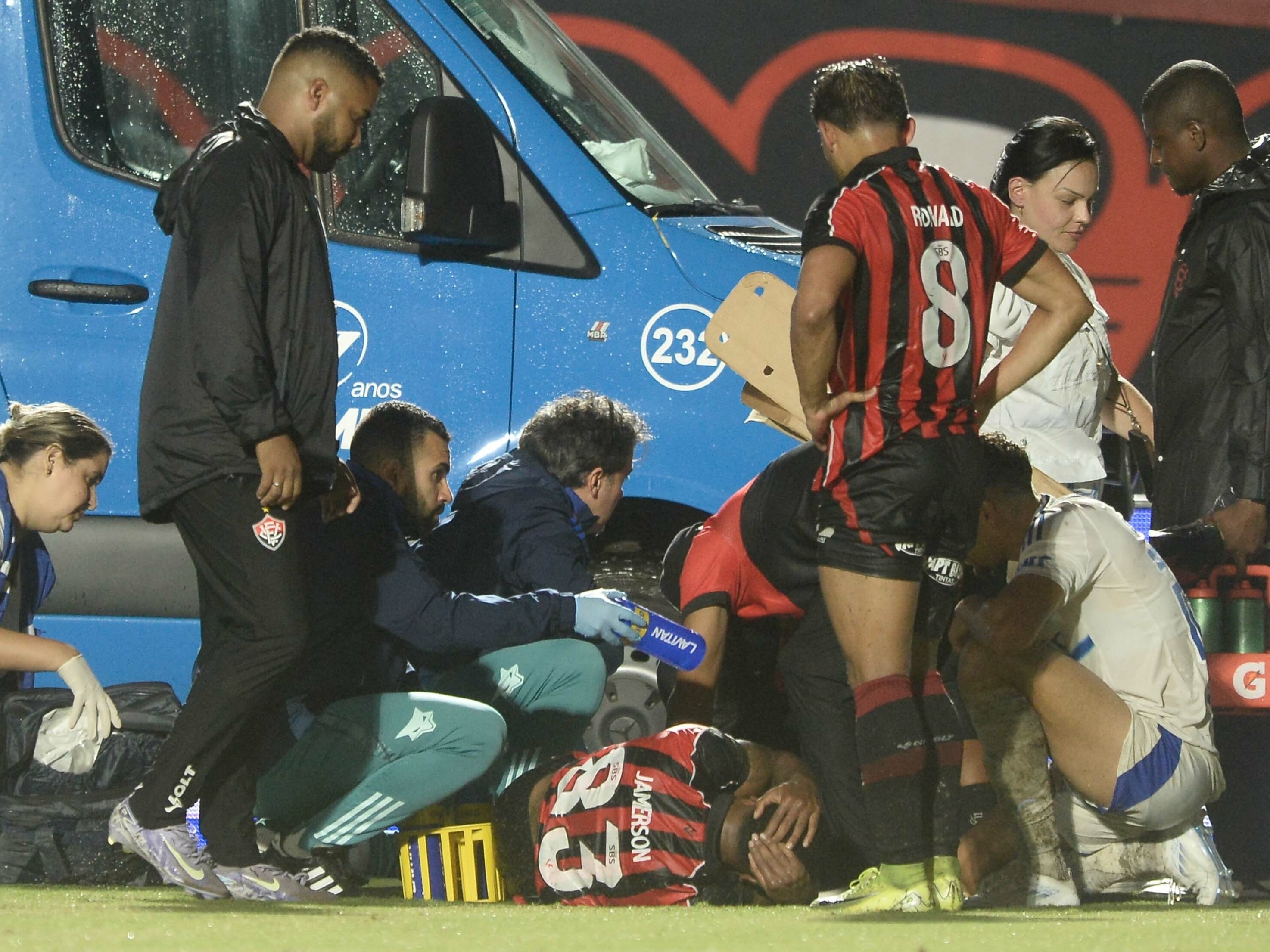 Lateral do Vitória passa por cirurgia após grave lesão nos ligamentos