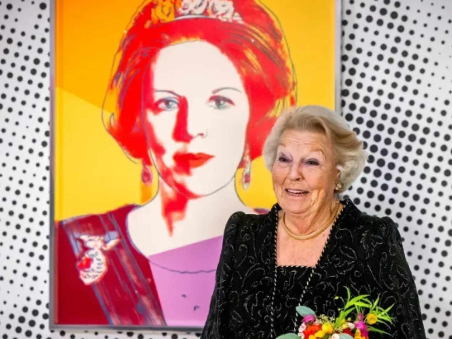 Princesa Beatriz em frente a uma gravura de Andy Warhol no Palácio Het Loo, em Apeldoorn (Foto: Patrick van Katwijk - Getty Images)