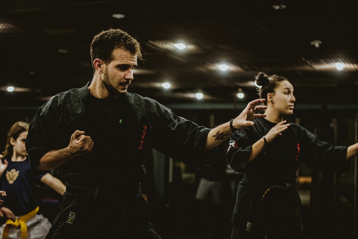 Escola de artes marciais na Barra adota respeito e disciplina na mudança de faixa
