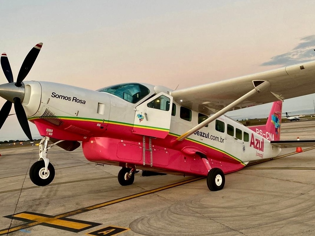 Avião da Azul levanta a dianteira durante embarque em aeroporto de São Paulo