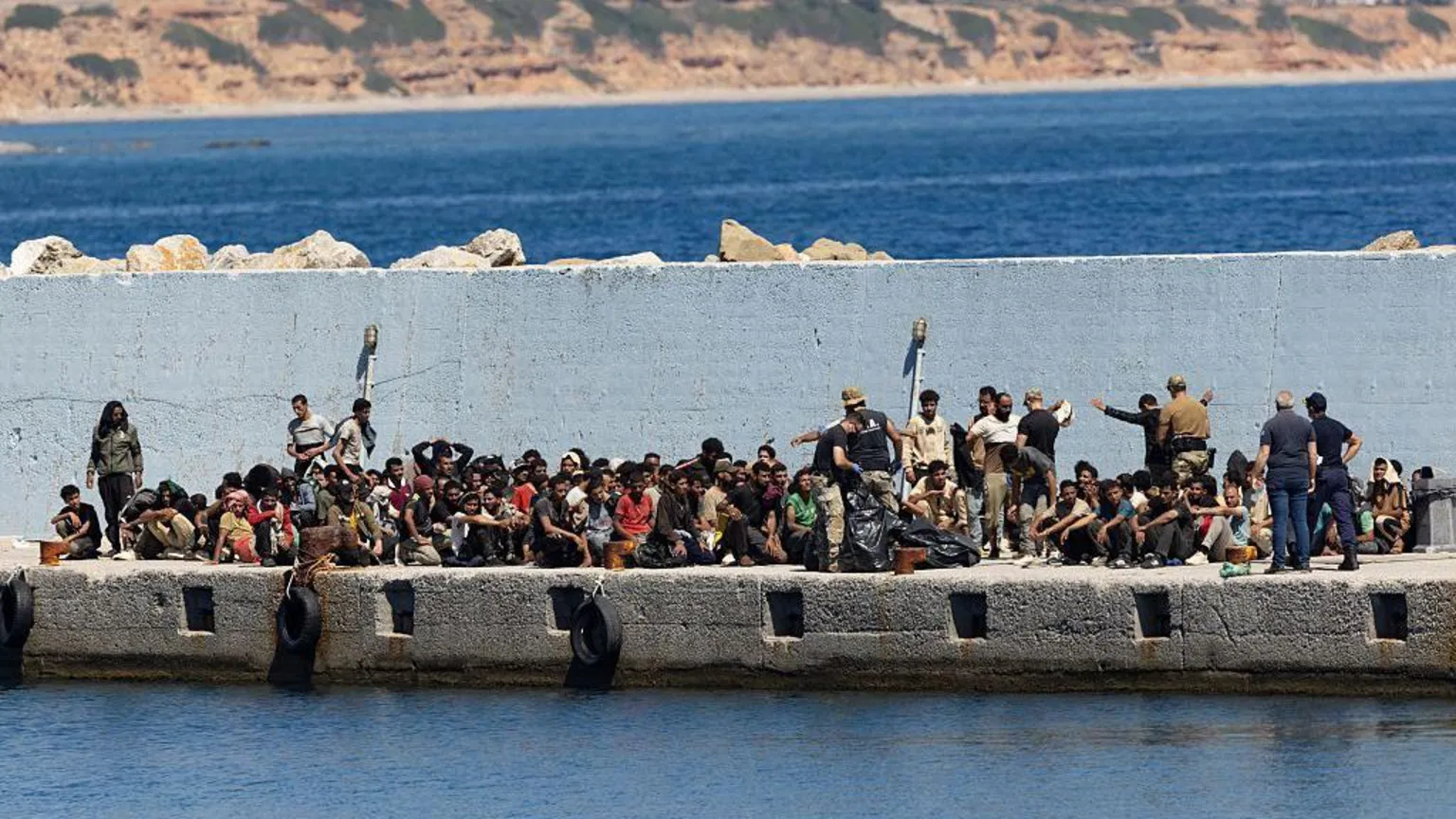 Grécia suspende pedidos de asilo para migrantes da África do Norte