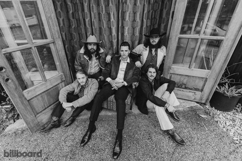 Os Red Clay Strays foram notificados de que ganharam o prêmio ACM de 2025 na categoria de nova dupla ou grupo do ano na segunda-feira, enquanto gravavam com o produtor Dave Cobb. (Foto: Reprodução)