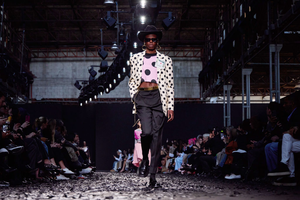 Moschino: cigarro é item indispensável (Foto: Pietro D'Aprano/Getty Images)