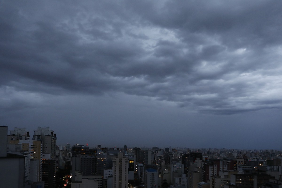 Vendaval de 65 km/h deixa 169 mil imóveis sem energia na Grande São Paulo
