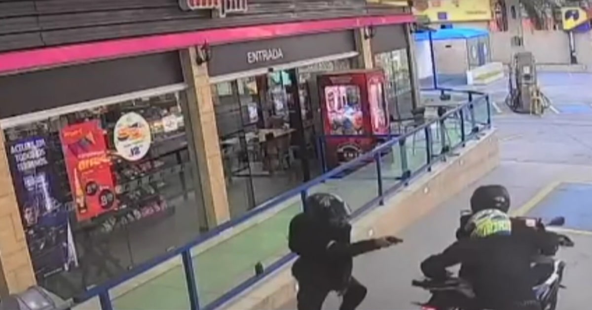 Um motociclista foi morto a tiros durante uma tentativa de assalto na região de São Domingos. (Foto: Reprodução/ TV Globo)